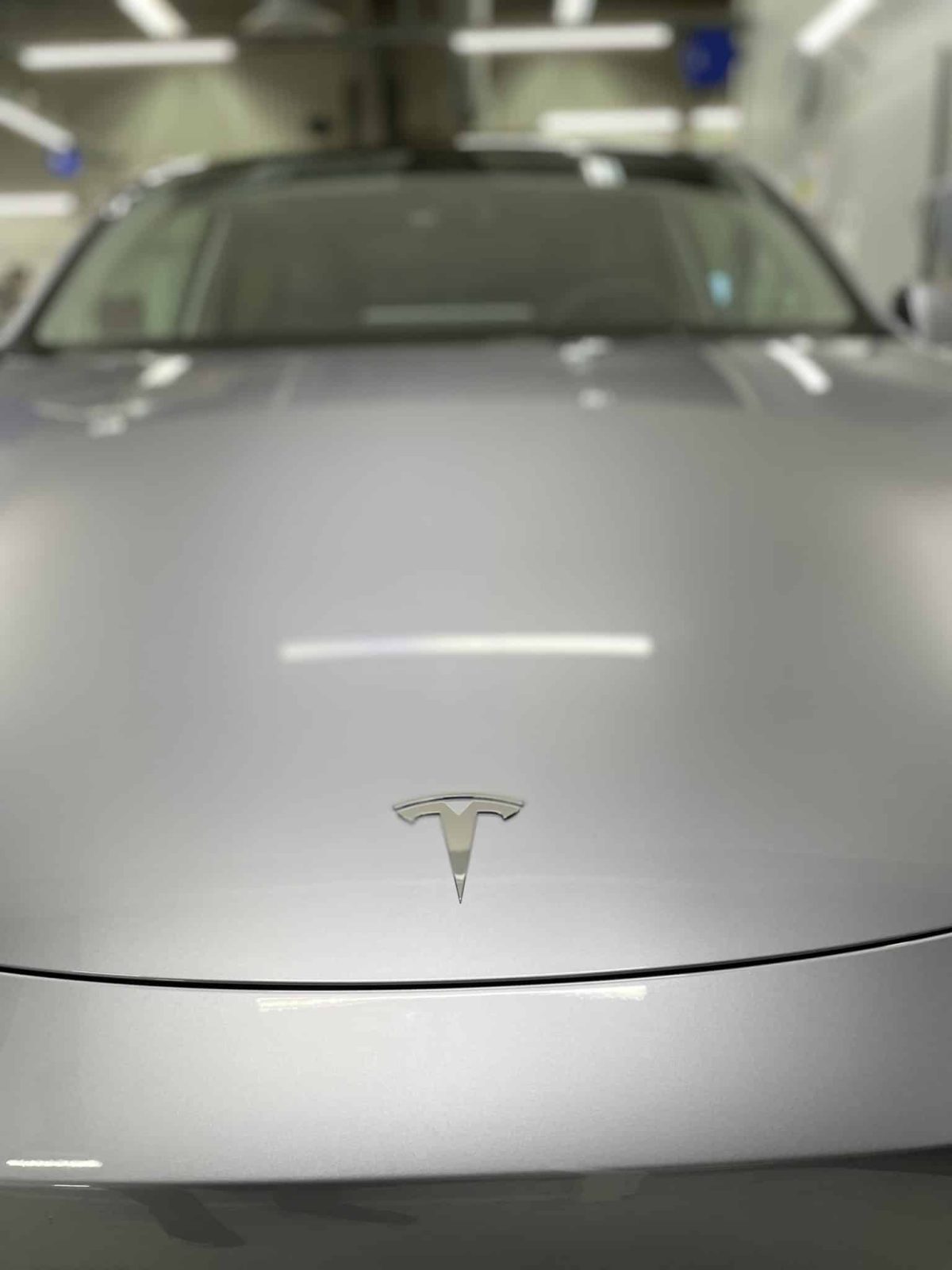 Keramiskt lackskydd på en ljusgrå Tesla