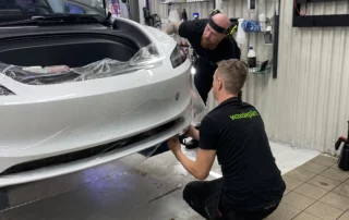 Bilvårdare monterar PPF Skyddsfolie på bilens front